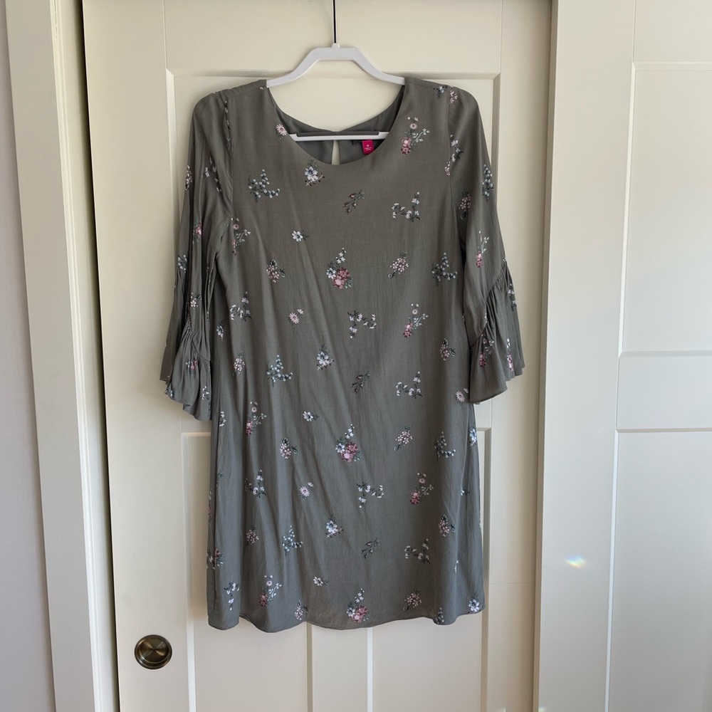 Vince Camuto gray floral dress, size 10.